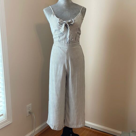 Blue and white jumpsuit with key hole - Picture 1 of 6